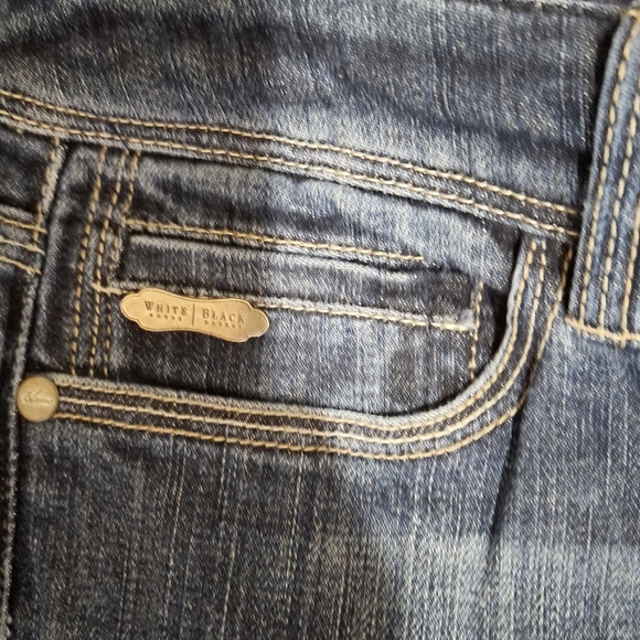 White House Black Market Blanc Open Your Heart Jeans. - Picture 6 of 13